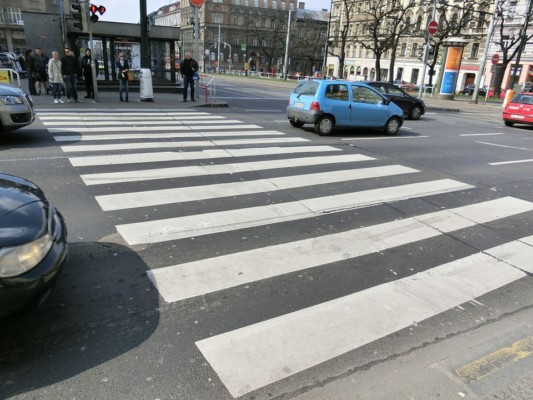 Bild_Verkehrsrechtsschutzversicherung Zebrastreifen in einer Stadt